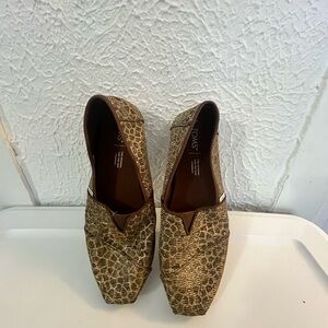 TOMS Women's Textured Brown Loafers